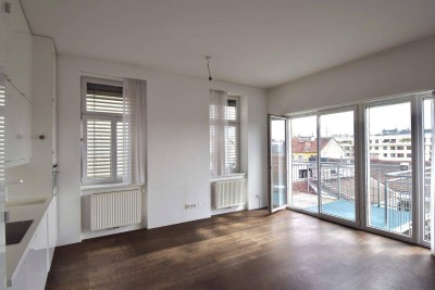 Weitblick, Ruhe &amp; zentrale Lage – Sonnige Altbauwohnung mit Balkon