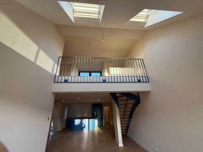 Luxuriöse Dachgeschosswohnung über zwei Ebenen mit 2 Terrassen mit EBK