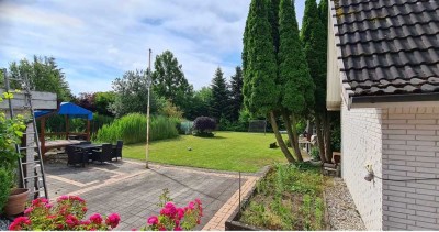Charmante Doppelhaushälfte mit Einliegerwohnung, Gartenidylle und Pool in Rellingen