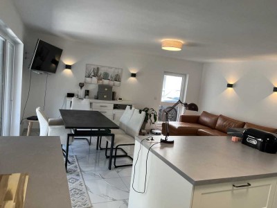 Neuwertige Exklusive 3 ZKB Wohnung mit Garten im Einfamilienhausstil