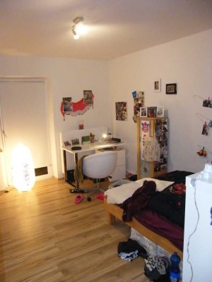 Kernsanierte, hochwertige, 2er WG geeignete Wohnung mit EBK, Balkon, 50 m², 2.OG, ab 01.09.2025