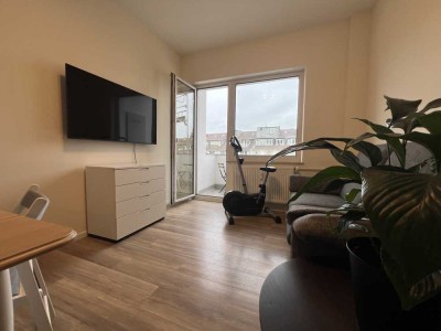 Erstbezug nach Renovierung voll-möblierte moderne 2 Zimmer Wohnung mit hohen Decken