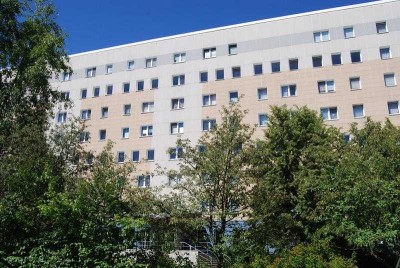 Großzügige, sanierte Wohnung mit Blick in eine Gartenanlage