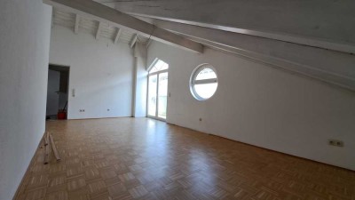 Stilvolle 2-Zimmer-Dachgeschosswohnung mit Balkon und neuer EBK in Wasserburg