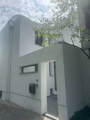 Helle 4,5-Zimmer-Erdgeschosswohnung mit Terrasse und viel Abstellraum – ab sofort verfügbar.