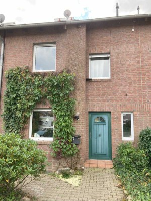 Reihenmittelhaus in Neukirchen-Vluyn mit Garten, 2 Carport-Stellplätzen u. einer Photovoltaik-Anlage