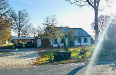 Kernsaniertes Einfamilienhaus mit großem Grundstück