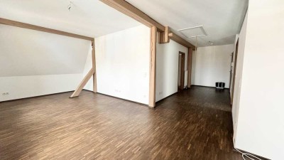 Am Marktplatz in Schwabach ! 2-Zi-Altbau-Whg, 69 m², Parkett, im 3.OG