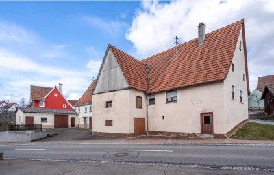 Großes Bauernhaus (2 Wohneinheiten) mit Scheune und Garagen