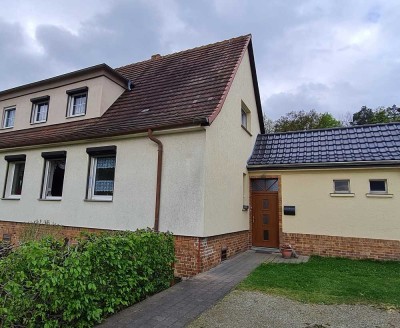 Provisionsfrei bie 02.6.25! Günstige 4,5-Zimmer-Doppelhaushälfte in Döbern