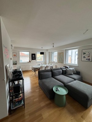 Zu vermieten: Elegante Penthouse-Wohnung mit tollem Berg- und Stadtblick ab Januar verfügbar.