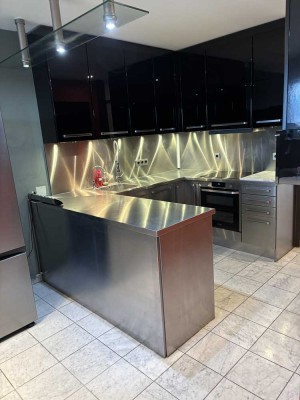 Schöne und moderne 3-Zimmer-Wohnung mit luxuriöser Innenausstattung mit Balkon und EBK