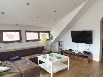 ”Ideal für Familien - Helle 4,5-Zi.-DG-Wohnung mit Balkon in
Wolfschlugen”