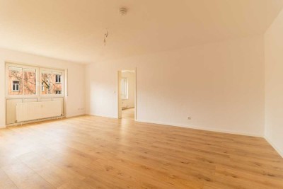 Neu Renovierte Wohnung in mit Balkon und Einbauküche
