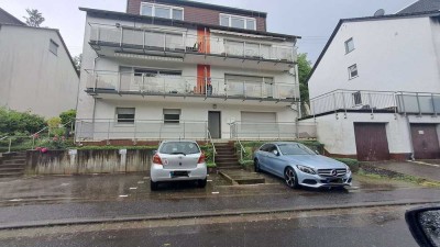 ERSTBEZUG NACH RENOVIERUNG, große 1 Zi. Wohnung mit Küche (EBK.), Bad, Flur und SW- Balkon