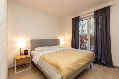 Modernes, möbliertes Neubau-Apartment mit kleinem Garten zentral / Modern Furnished Apartment