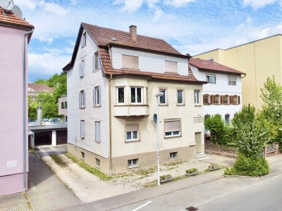 Ideale Kapitalanlage in zentraler Lage: gepflegtes MFH mit 3 vermieteten Wohneinheiten mit Garagen