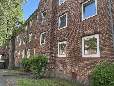 Erdgeschosswohnung mit Einbauküche und Wannenbad