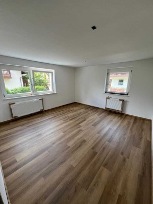 3-Zimmer Wohnung:  Erstbezug nach Komplettsanierung, Gartenmitbenutzung