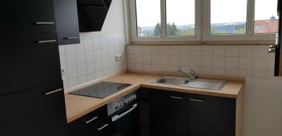 Moderne Einbauküche, zwei Zimmer Küche Bad und große Dachterrasse - seltene Gelegenheit!