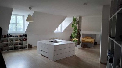 Helle 120 m² Dachgeschosswohnung in zentraler Lage