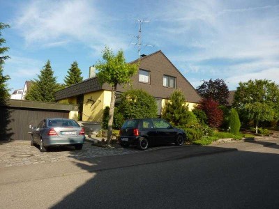 **Privatverkauf** Gepflegtes Einfamilienhaus mit ELW, Doppelgarage und Garten