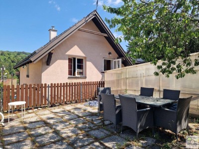 Idyllische Lage - Obere Haushälfte mit Terrassen und Garten und Weitblick ins Grüne