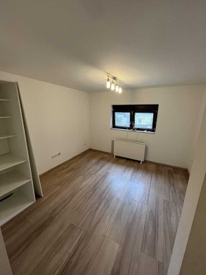 Helle Einliegerwohnung mit zwei Ebenen und Innenhof-Blick