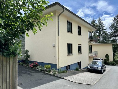 Idyllisch und viel Charme:
Vier-Zimmer-Erdgeschosswohnung
mit Balkon und Garage