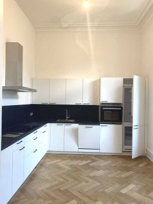 Stilvoll modernisierte Altbauwohnung in repräsentativer Stadtvilla
