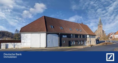 Mehrfamilienhaus mit drei vermieteten Wohnungen, zwei Garagen, großer Scheune und Garten direkt am