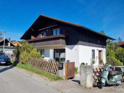 2- Familienhaus!! 3-Zimmer Wohnung mit 2 Balkonen, kleinen Gartenanteil, Garage und Stellplatz