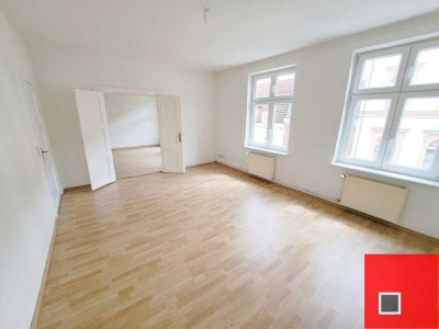 Altbauflair – Frisch gemalerte Wohnung mit Einbauküche