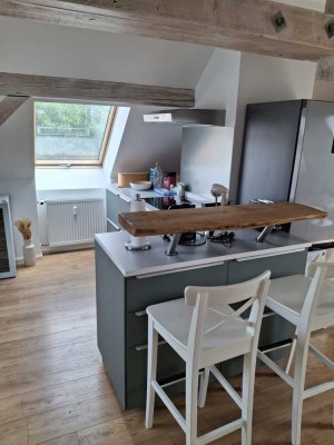 Großzügige, helle Dachwohnung in frisch renovierter Villa