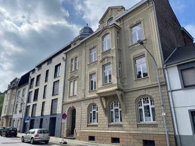 Elegante 4-Zimmer-Altbauwohnung in denkmalgeschütztem Gebäude!