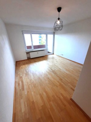 1-Zimmer-Wohnung mit Balkon, Einbauküche und Kfz-Stellplatz in Würzburg-Lengfeld