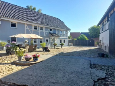 Hofanlage mit sanierten Wohnhaus, großflächigen Nebengebäuden, Pferdehaltung möglich!