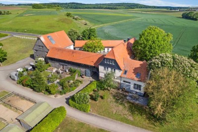 Landleben de luxe: Geschmackvoll saniertes Hofgut mit Reitanlage und Weiden soweit das Auge reicht