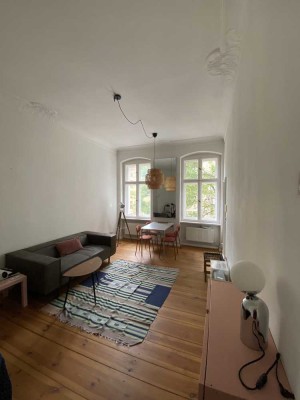 Helle, vollmöblierte 2-Zimmer-Altbauwohnung mit Balkon in Neukölln