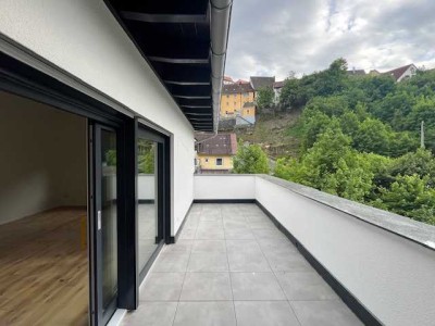 Drei Zimmer Penthouse Wohnung mit großem Balkon
