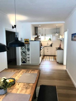 Exklusive, vollständig renovierte 4-Zimmer-Wohnung mit Balkon und EBK in Hamburg