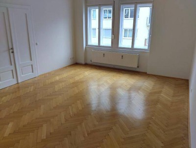 Sanierter 4 ZIMMER-Altbau, ruhiger Balkon, extra Küche neu möbliert, neuwertige Sanitäranlagen!
