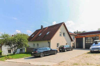 Zweifamilienhaus mit Einliegerwohnung, Gewerbehalle, Garagen, Werkstatt und Garten in ruhiger Lage