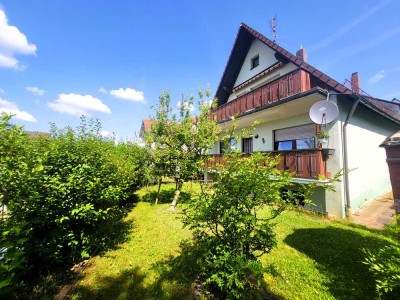 Sehr gepflegtes Einfamilienhaus mit einer separaten Wohnung im Dachgeschoss (reserviert)