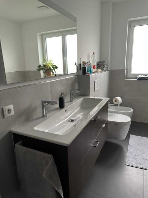 Stilvolle, neuwertige 4-Raum-Erdgeschosswohnung mit geh. Innenausstattung mit Balkon und EBK