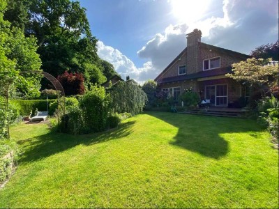 Einfamilienhaus mit großem Garten, Doppelgarage & Carport