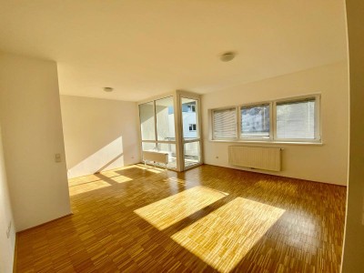 1 RAUM-WOHNUNG MIT LOGGIA UND STELLPLATZ!