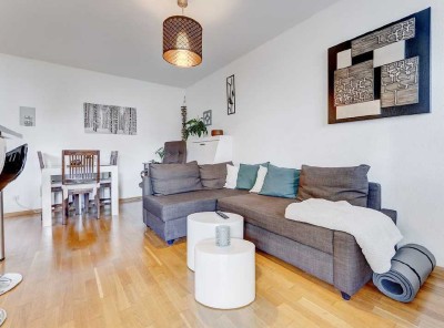 Hochwertige, helle 2-Zimmer-Wohnung am Puls der Stadt. Tolle Lage mit EBK und großem Balkon!