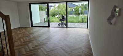 Doppelhaushälfte mit exkl. Ausstattung, mod. Bädern, Terrasse und PV-Anlage