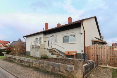 Gepflegtes 2-Zi.-Zuhause mit Garten, Spa-Bereich und einem Carport